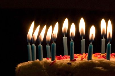 800px-blue_candles_on_birthday_cake